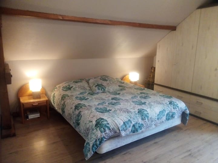 חדר שינה ראשי, מיטה זוגית.