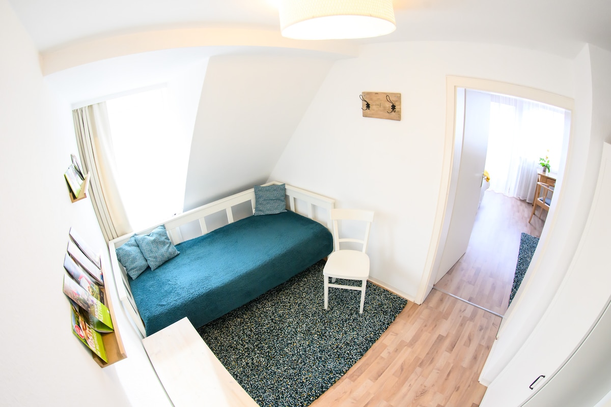 Chambre 1 une petite chambre de passage confortable avec un lit simple et une armoire.