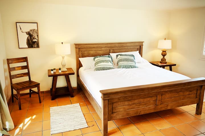 主卧室配有加大双人床和电视，可直接进入室外露台 