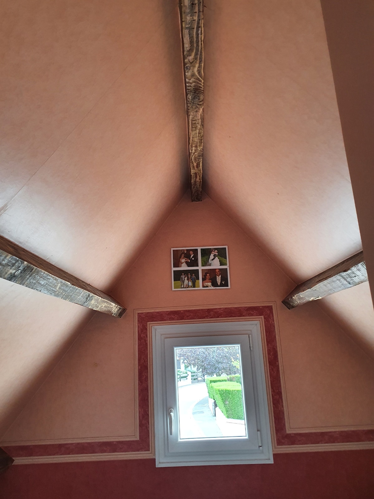 Strop u ovoj prostoriji