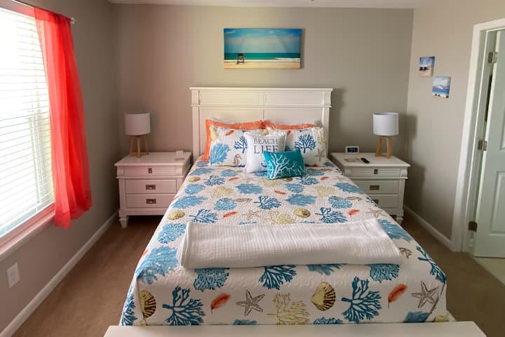 חדר שינה ראשי עם מיטת קווין סייז 