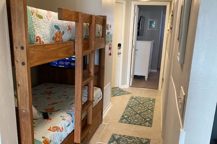 נוף ממרחב המגורים ועד לכניסה 