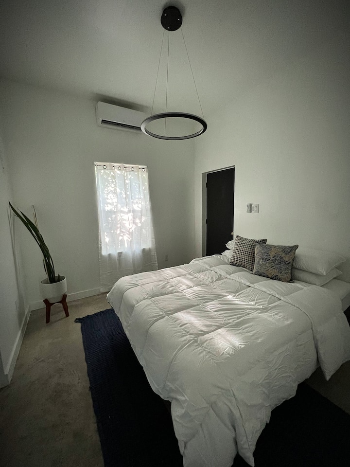 Cómoda cama queen en la habitación principal.
