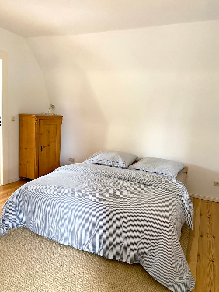 Schlafzimmer im Obergeschoss mit Doppelbett (160 cm x 200 cm) und eigenem, kleinen Balkon.