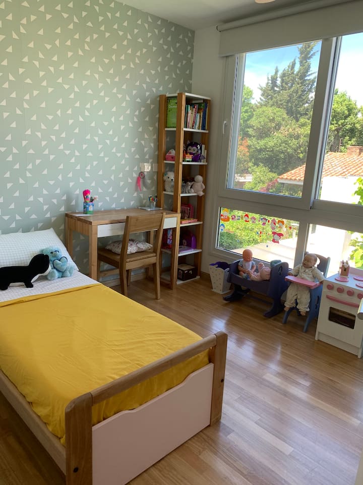 חדר שינה 2 עם מיטת יחיד + שולחן וכיסא