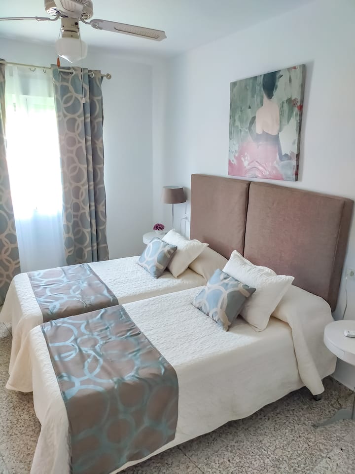 Habitación con vistas al pueblo y montaña.