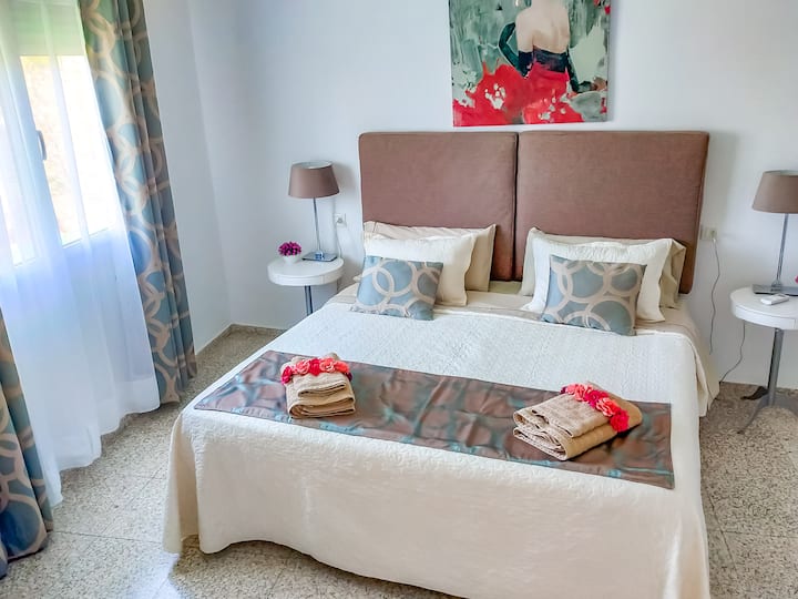 Habitación con vistas al pueblo y montaña.