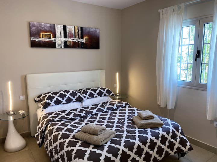 Მთავარი საძინებელი 1 დიდი ზომის საწოლით (ზემოთ)