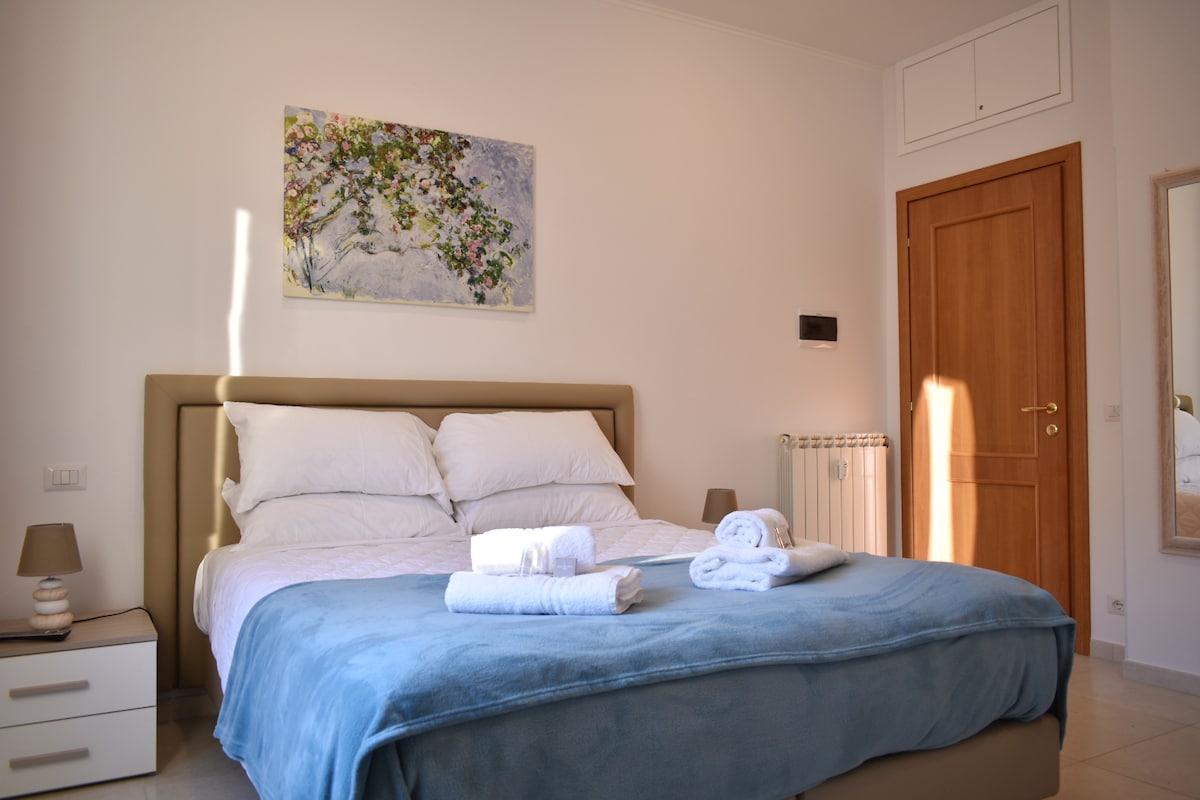 Bedroom 1: double bedroom, private bathroom, air conditioning, wardrobe, desk, smart TV (NETFLIX subscription included), soundproofed windows.