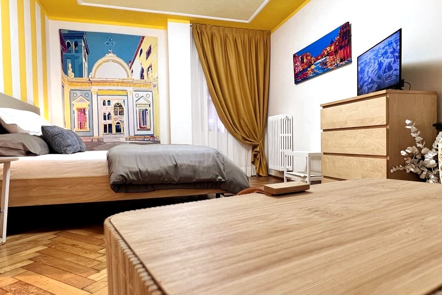 Popular Airbnb listing: Behind in suite on the Canalside for two in Venezia