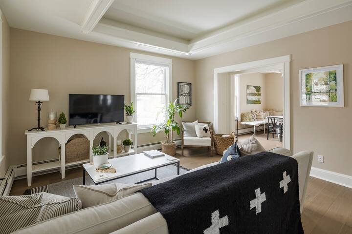 Charming Boxwood Cottage in Linden Hills gallery image 2