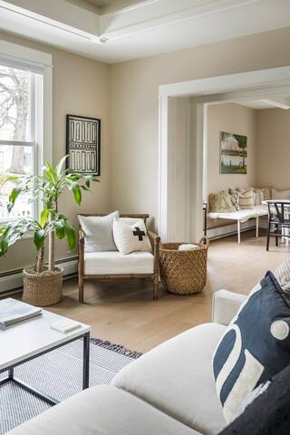 Charming Boxwood Cottage in Linden Hills gallery image 3