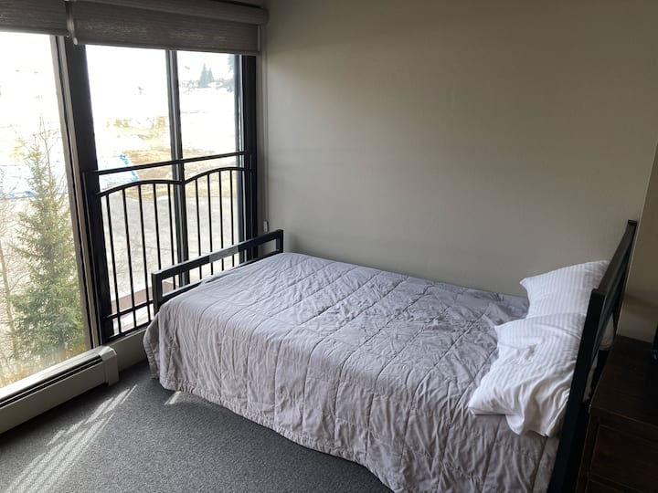 Двоен кревет сместен во аголот на третата спална соба.  Најдобар поглед на куќата!