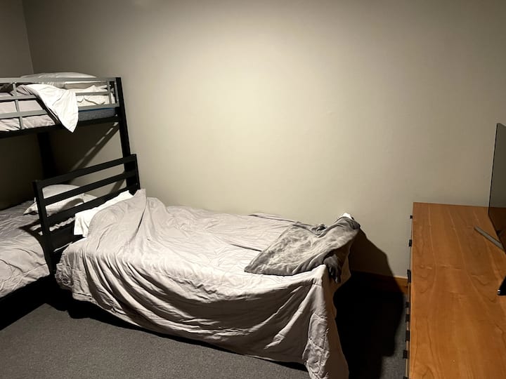 Четврта спална соба со кревети на спрат и 1 полн кревет