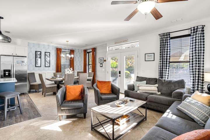 Open floor plan from living room to dining, to kitchen!