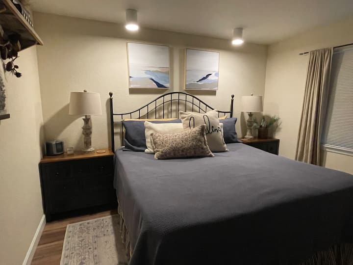 חדר שינה מס' 2 עם מיטת קינג סייז.