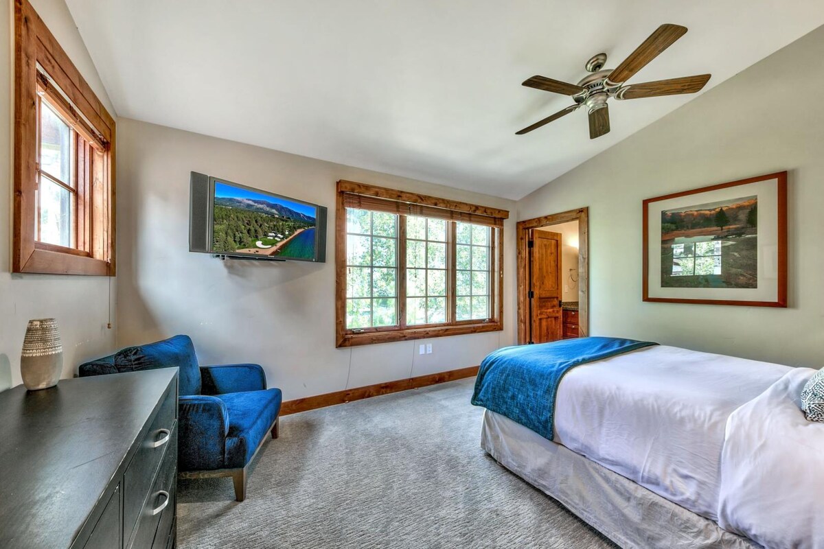 Спалната соба 3 има брачен кревет, HD телевизор со кабелска телевизија, кадифен син стол и сопствена бања.