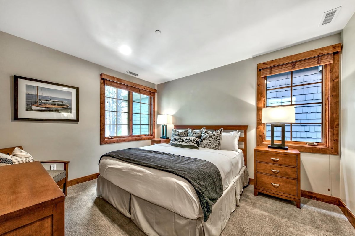 По авантуристички ден во Тахо, спалната соба 2 со брачен кревет и 55-инчен HD телевизор со кабелска телевизија е совршено место за да ја одморите главата, да гледате филм и да го впиете мирот на Сиера.