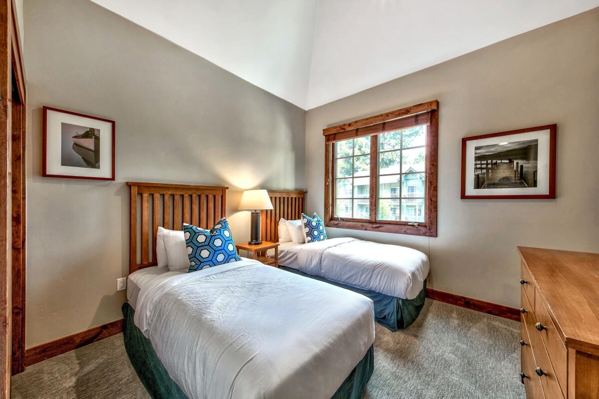 Спалната соба 4 има два двокреветни XL кревети, 55-инчен HD телевизор со кабелска телевизија и сопствена бања.