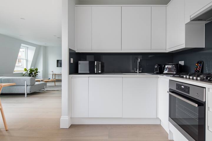 Incredible Leicester Sq 2BR – Terrace, Netflix & N gallery image 5