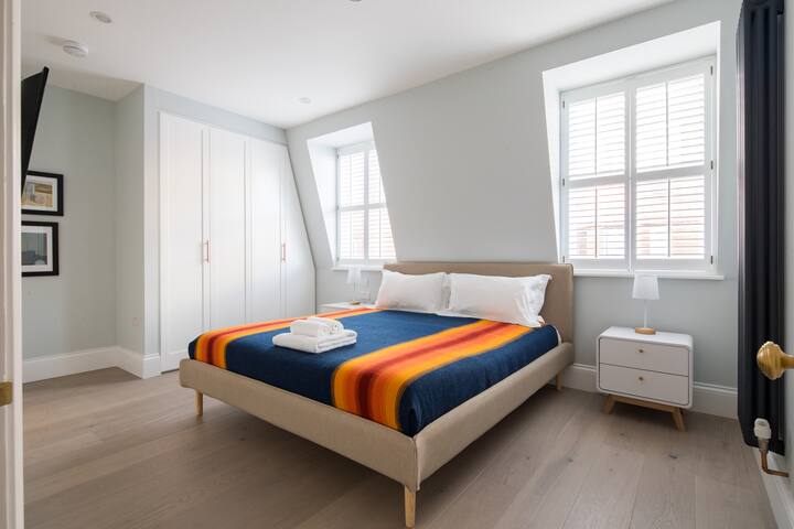 Incredible Leicester Sq 2BR – Terrace, Netflix & N gallery image 3