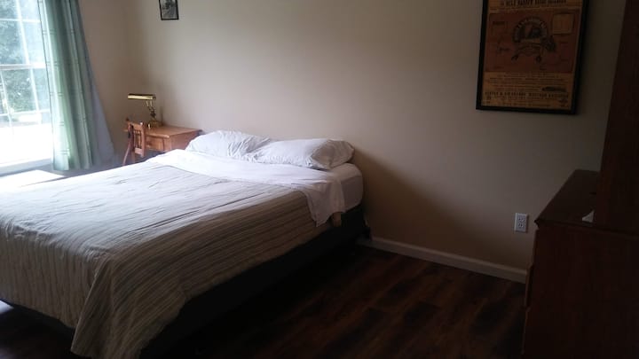 Chumba cha kulala #3, "Railyard."Kitanda kimoja cha ukubwa kamili kinalala watu wawili.