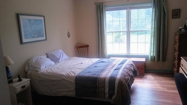 Chumba cha kulala #2, "Kwa bahari."Kitanda kimoja cha ukubwa kamili kinalala watu wawili.