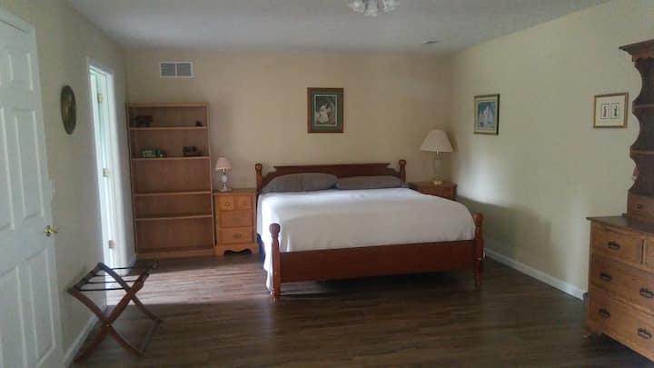 Chumba kikubwa cha kulala cha Mwalimu, "Sehemu ya Kukaa Ndani ya Nchi."Kitanda kimoja cha ukubwa wa mfalme, kinalala watu wawili.