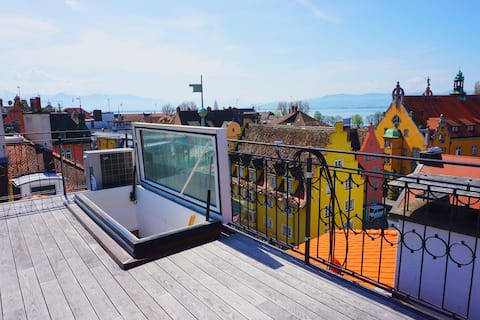 Island apartment with roof terrace and lake view