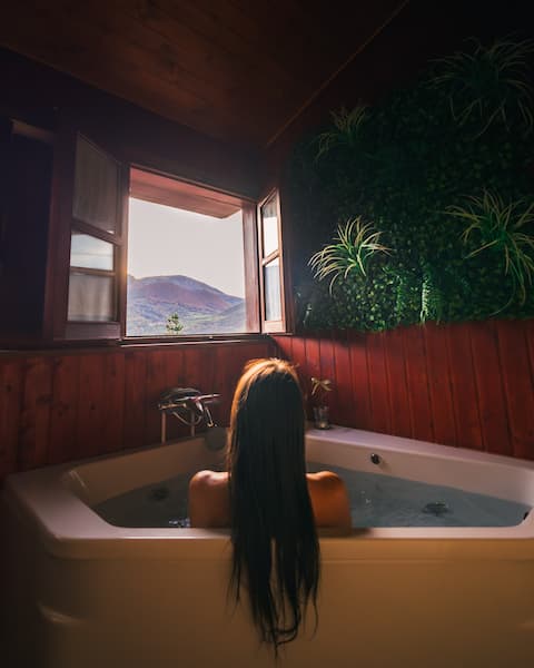 La Congosta, a Jacuzzi in a village surrounded by mountains