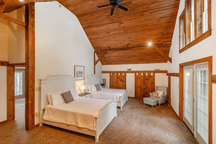 เตียงควีนไซส์ 2 เตียงในห้องนอนสไตล์ลอฟท์เพดานโค้งขนาดใหญ่  ใช้ร่วมกับห้องสวีทเจ้าของห้องน้ำเต็มรูปแบบระเบียงส่วนตัว  