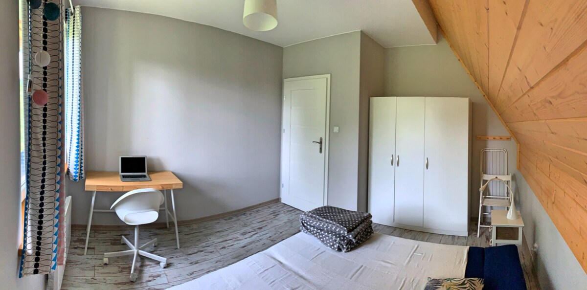 ห้องนอนพร้อมเตียงเดี่ยว 2 เตียงและมุมทำงาน/ห้องเรียน 