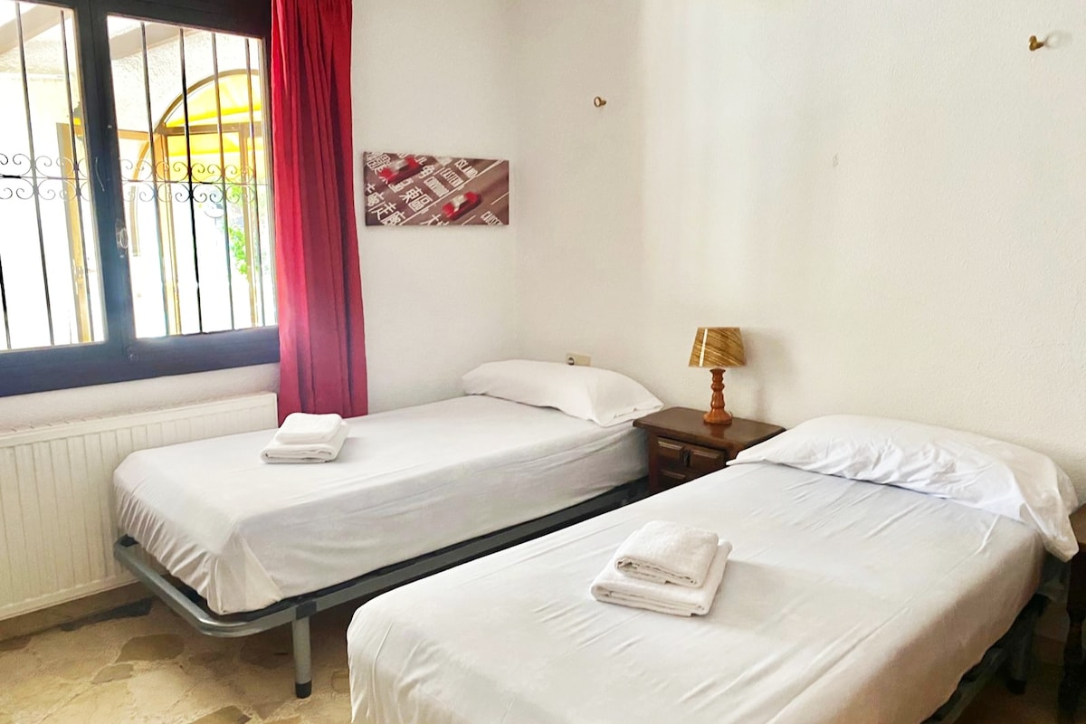 غرفة نوم ثانية بسريرين 90 × 1.90. 