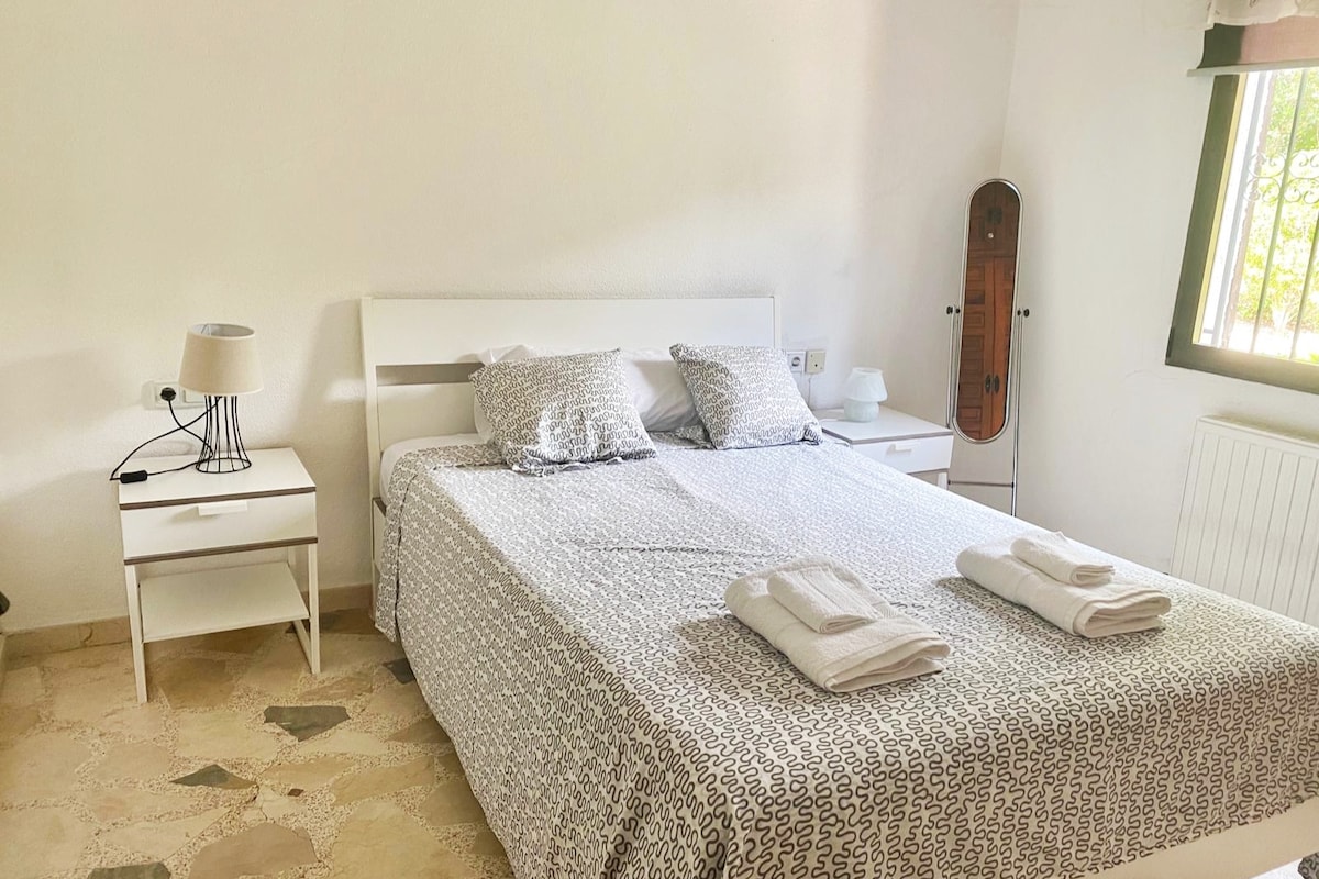 غرفة النوم الأولى ، 1.50 × 1.90 سرير مزدوج.