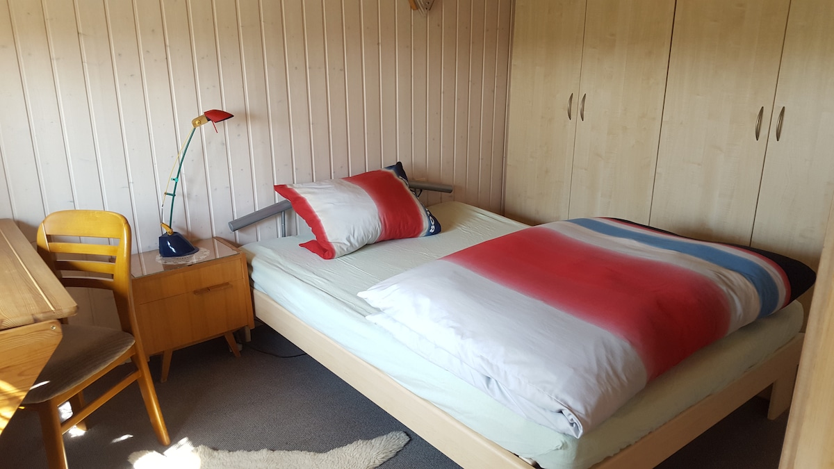 Kati përdhes, dhomë gjumi 140cmx200cm me dollap