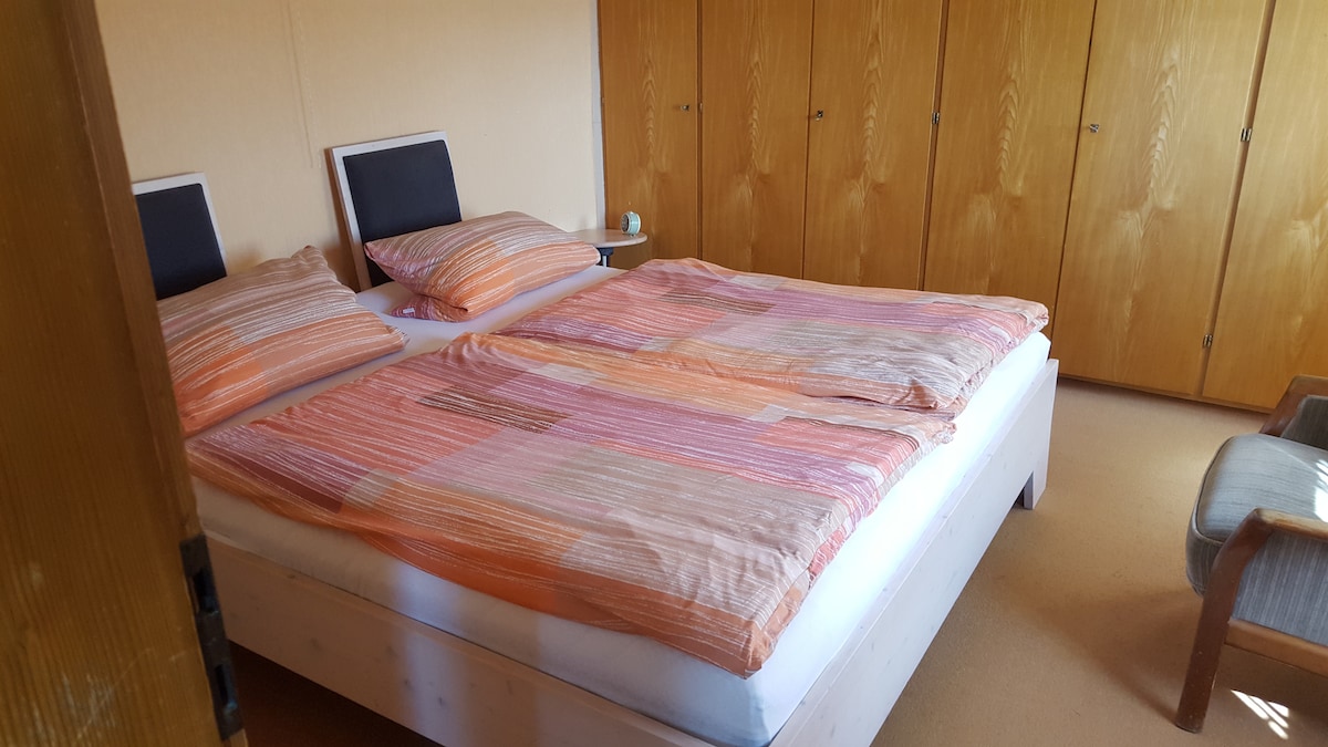 Kati përdhes, dhomë gjumi 180cmx200cm me dollap