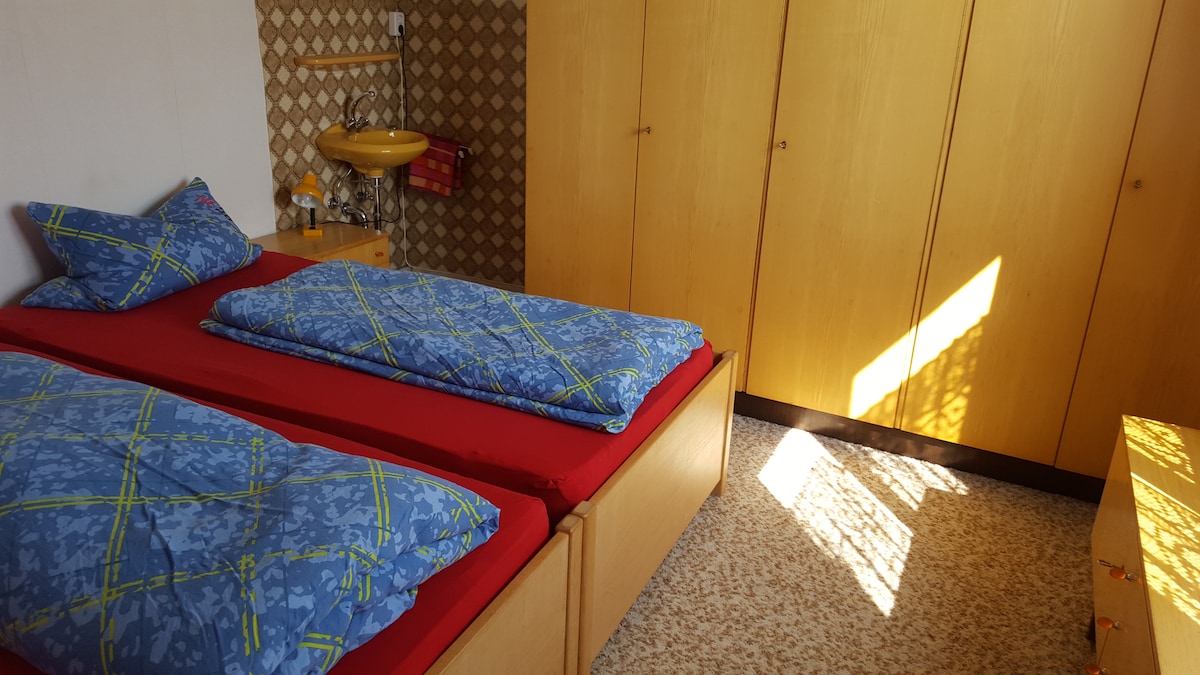 Kati i parë, dhoma e gjumit 2 krevate 100cmx200cm dhe lavaman