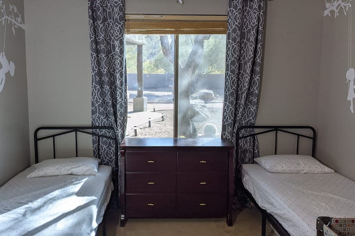 Dhomë gjumi me pamje nga mali.  Dy krevate dyshe.  Pack n Play mund të përdoret në këtë dhomë ose në ndonjë nga dhomat e tjera.