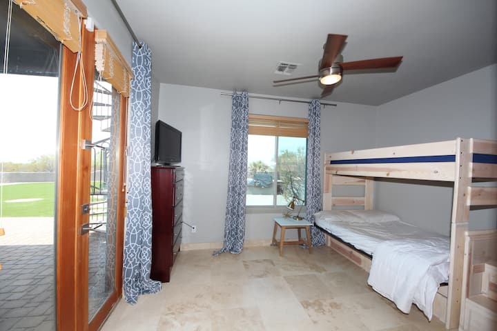 Dhomë gjumi me dalje private në oborrin e pasmë.  Binjak në krye dhe futon i plotë në fund.