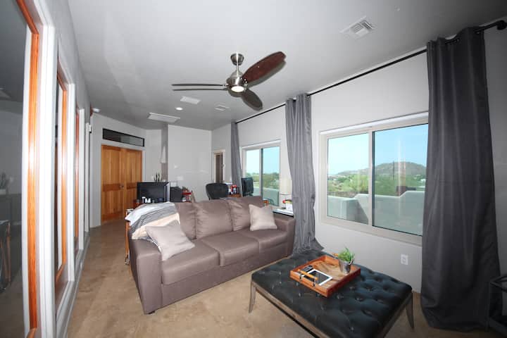 Papafingo me fjetje të divanit.  Dil në ballkon me pamje nga oborri i pasmë.