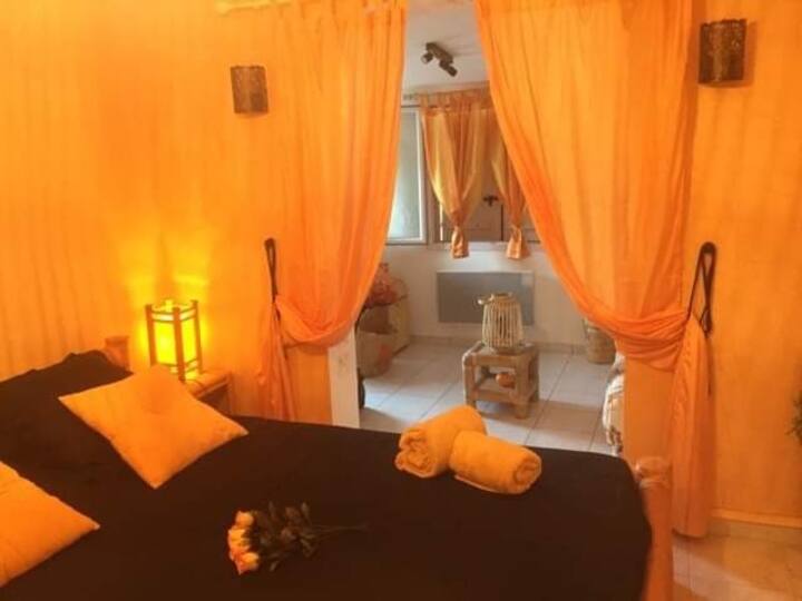 Glavni apartman s bračnim krevetom i malim dnevnim boravkom