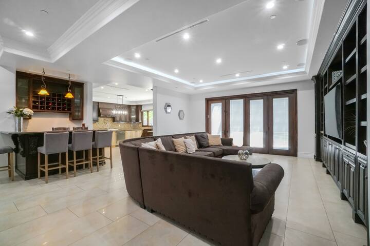 Elegant 7BR Spanish Villa w/Pool, Spa & Guesthouse gallery image 3