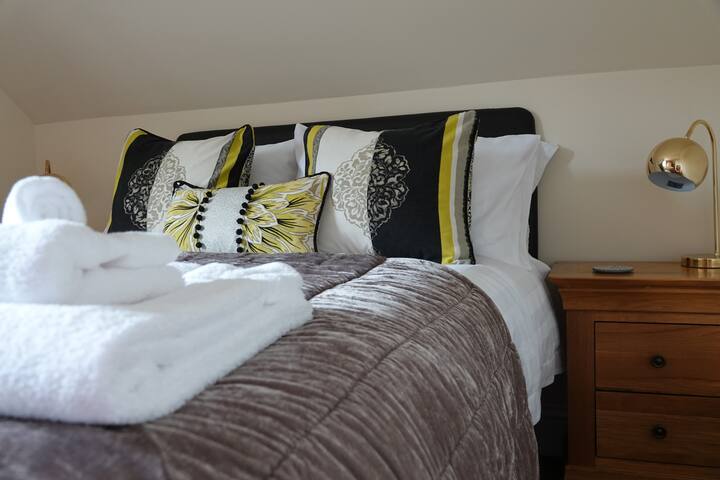 Bedroom 2 complete with high quality cotton bed linen and sumptuous soft towels.