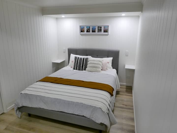 חדר שינה נפרד עם מיטת קווין נוחה.