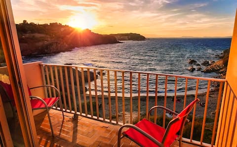 Annonce Airbnb populaire: Collioure Beach Front Apt. with Parking- La Gavina à Collioure