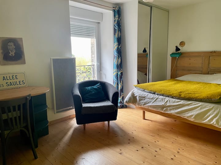 2号卧室在楼上。