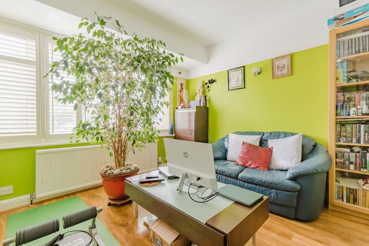 A Cosy, Quiet Family Home - Bromley