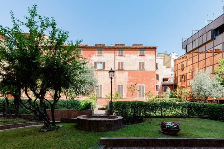 Modern apartment a few steps from TREVI Fountain gallery image 2