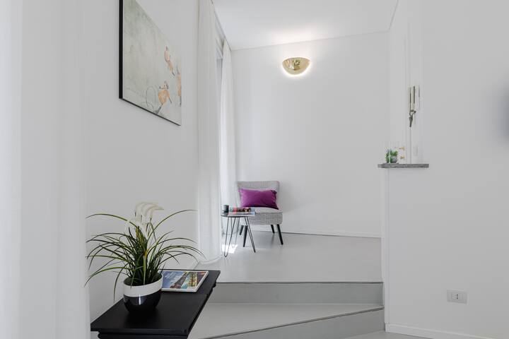 Modern apartment a few steps from TREVI Fountain gallery image 4