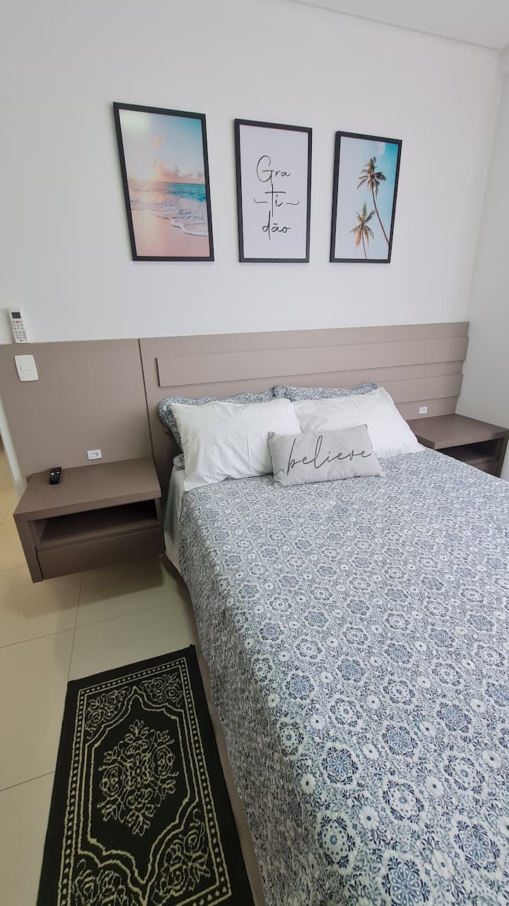 Საძინებელი 2 - ორადგილიანი საწოლით, ჭკვიანი ტელევიზორითა და კარადებით.